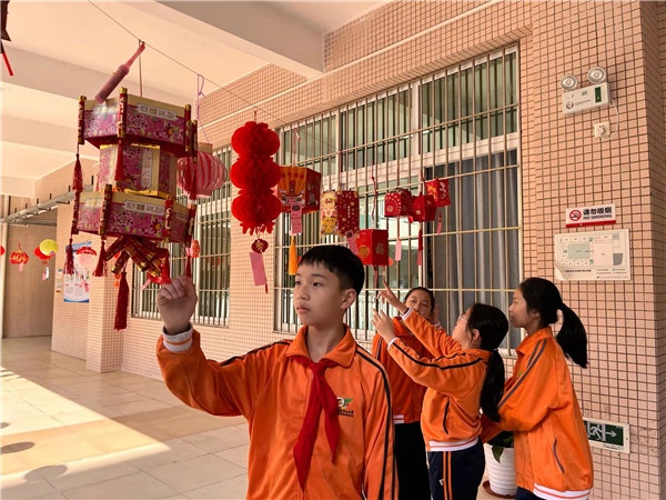 學生們在走廊猜燈謎.jpg