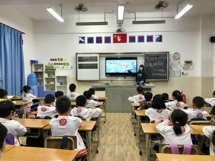 一1班遨游書海品讀經(jīng)典主題班會.jpg