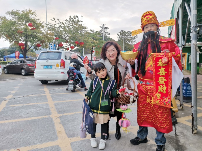 20220214-2譚瑞香校長(zhǎng)等迎接孩子們的到來(lái).jpg