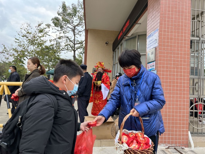 20220214-7譚瑞香校長(zhǎng)等迎接孩子們的到來(lái).jpg