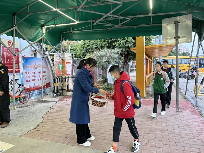 20220214-3譚瑞香校長(zhǎng)等迎接孩子們的到來(lái).jpg