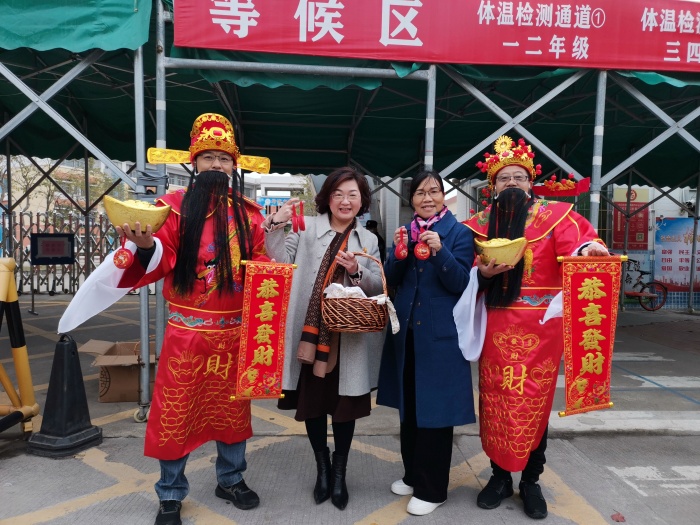 20220214-1譚瑞香校長(zhǎng)等迎接孩子們的到來(lái).jpg