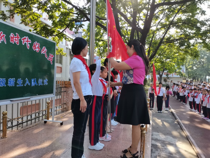 圖為大隊(duì)輔導(dǎo)員張曉玲老師為二年級(jí)中隊(duì)長(zhǎng)授中隊(duì)旗.jpg