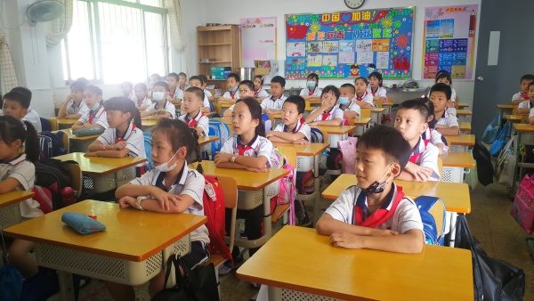 圖為二4班學(xué)生聆聽老師上消防主題班會(huì)課.jpg