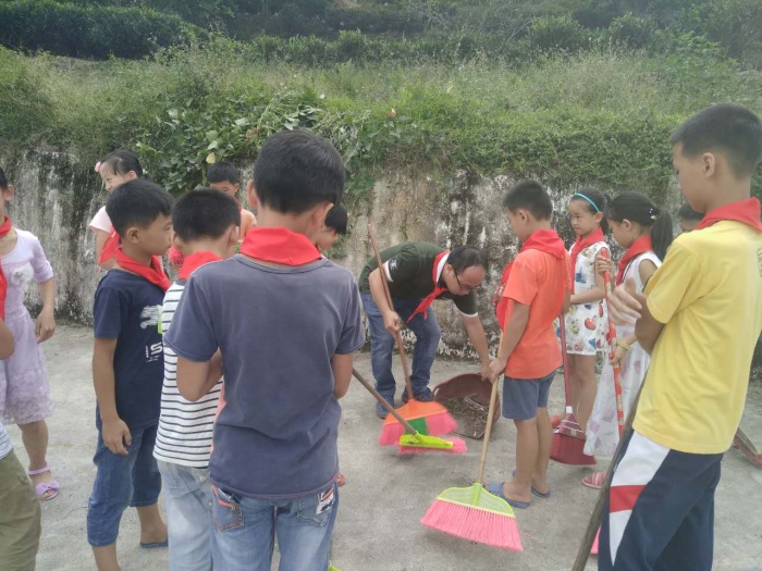 梁建其老師帶領同學們參加“六城同創(chuàng)”活動.jpg
