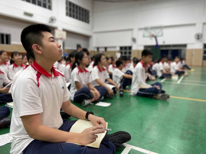 學生認真1.jpg