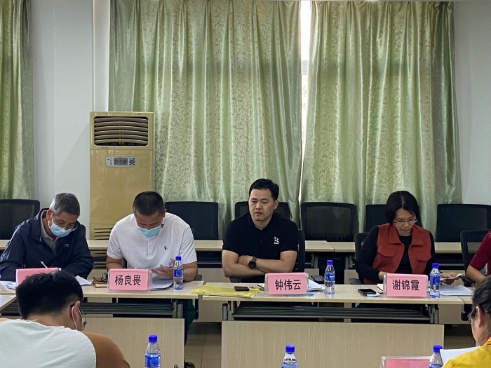 種偉云老師講話.HEIC.JPG