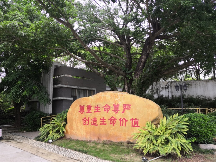 校訓(xùn)石.jpg