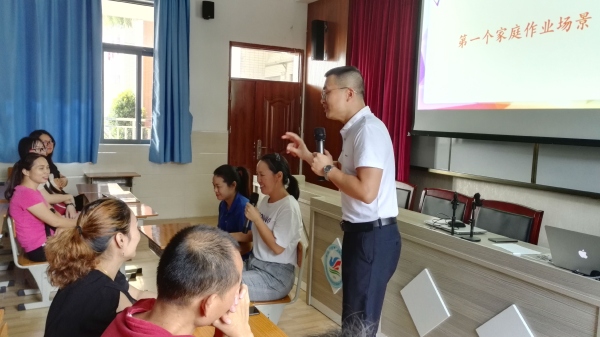 第一個(gè)家庭場景模擬——批評孩子.jpg