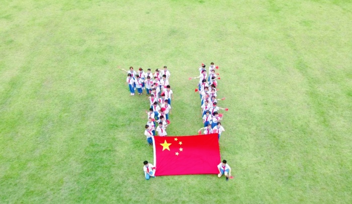 “一片紅心向祖國(guó)”我與國(guó)旗合影1.jpg