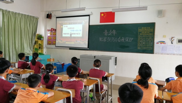六年級(jí)學(xué)生觀看直播2.jpg