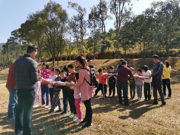 2019年12月8日上午新圩小學(xué)親子義工隊(duì)家庭到田心公園參加手拉手磨礪活動6.jpg