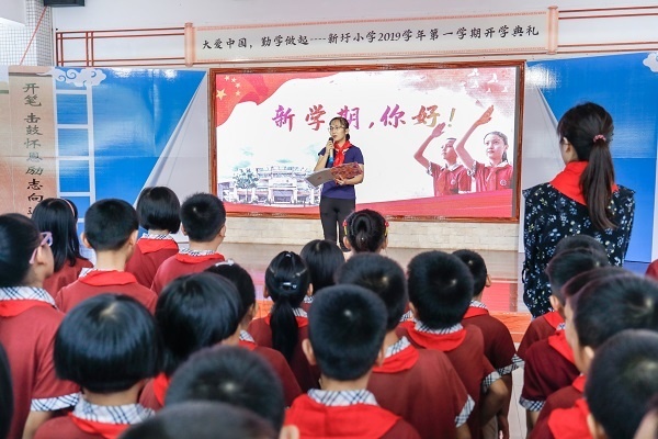 教師代表張老師講話.jpg