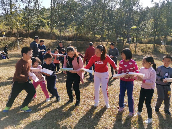 2019年12月8日上午新圩小學(xué)親子義工隊(duì)家庭到田心公園參加手拉手磨礪活動7.jpg