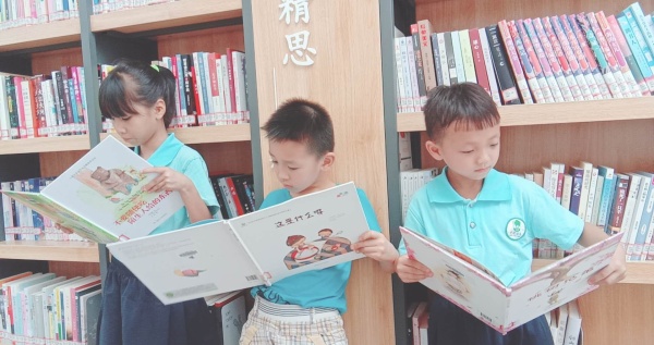 沉浸在書(shū)的世界里.jpg