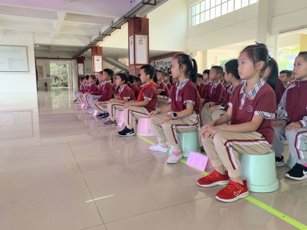 2019年11月6日新圩小學(xué)校醫(yī)黎娜給二年級學(xué)生進(jìn)行愛眼護(hù)齒教育1.jpg