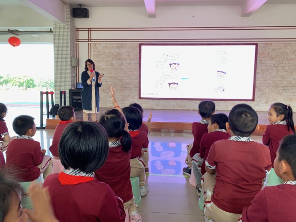 2019年11月6日新圩小學(xué)校醫(yī)黎娜給二年級學(xué)生進(jìn)行愛眼護(hù)齒教育4.jpg