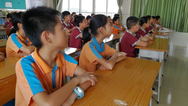 六年級(jí)學(xué)生觀看直播3.jpg