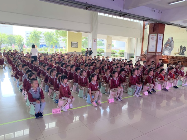 2019年11月6日新圩小學(xué)校醫(yī)黎娜給二年級學(xué)生進(jìn)行愛眼護(hù)齒教育2.jpg