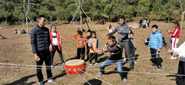 2019年12月8日上午新圩小學(xué)親子義工隊(duì)家庭到田心公園參加手拉手磨礪活動1.jpg