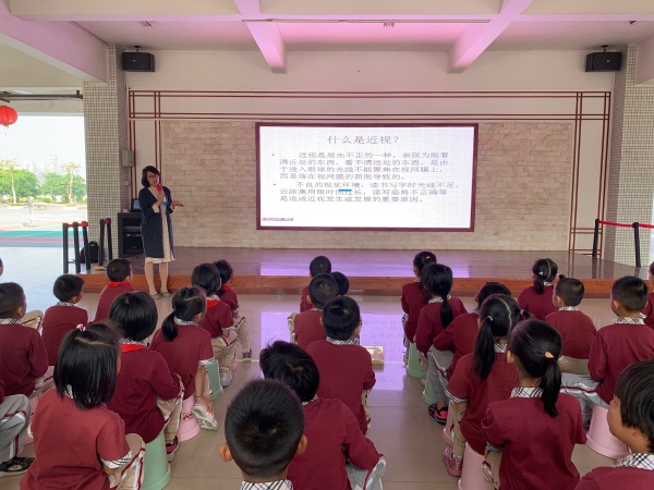 2019年11月6日新圩小學(xué)校醫(yī)黎娜給二年級學(xué)生進(jìn)行愛眼護(hù)齒教育5.jpg