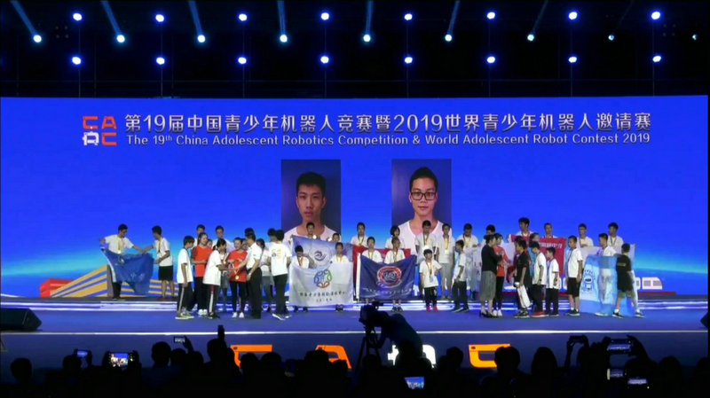 2圖為羅中學(xué)子在頒獎典禮合影留念(800px).jpg 2圖為羅中學(xué)子在頒獎典禮合影留念(800px).jpg