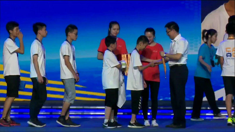 1圖為頒獎嘉賓為羅中學(xué)子頒發(fā)金牌(800px).jpg 1圖為頒獎嘉賓為羅中學(xué)子頒發(fā)金牌(800px).jpg