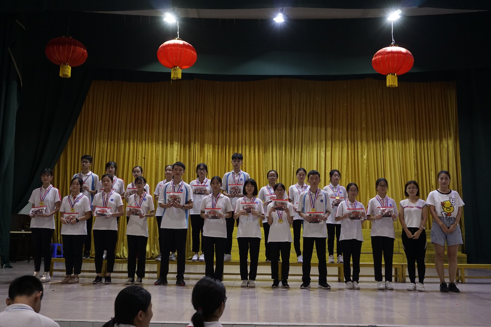 配圖2:獲獎(jiǎng)學(xué)生代表合影留念.jpg 配圖2:獲獎(jiǎng)學(xué)生代表合影留念.jpg