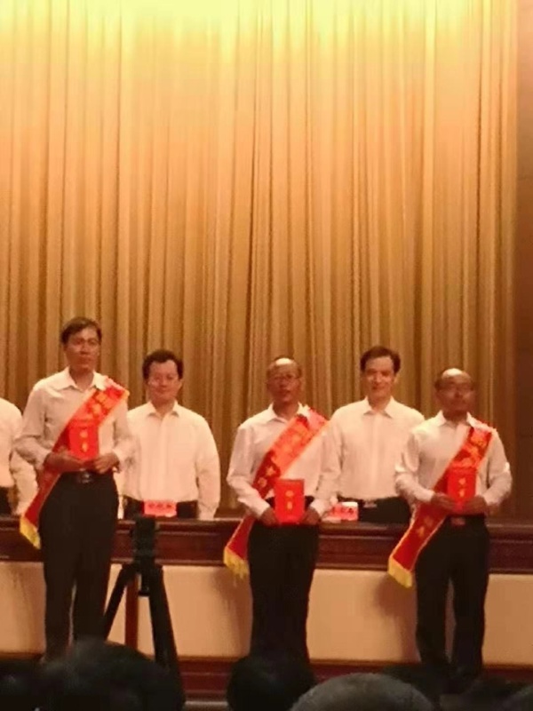 神灣中心小學(xué)楊木良老師榮獲“2019年度中山市師德標(biāo)兵”榮譽(yù)稱(chēng)號(hào)照片 (4).jpg