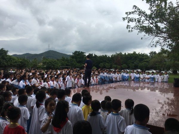 conew_圖為神舟學校走讀生在認真聽講.jpg