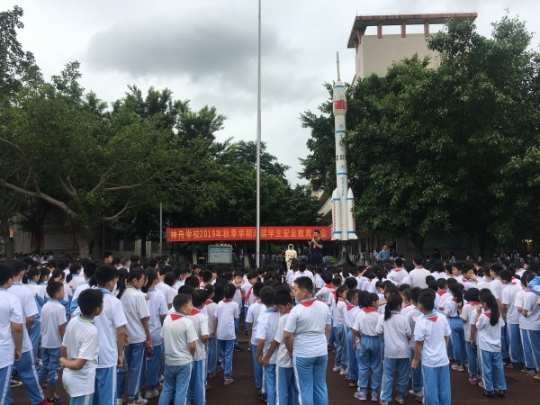 conew_圖為神舟學校德育處對走讀生進行教育.jpg