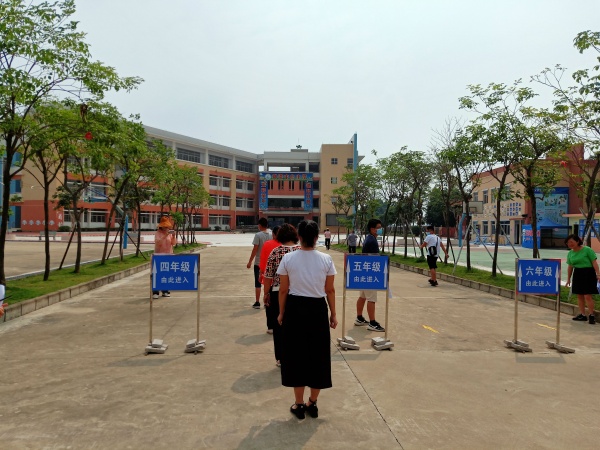 排隊(duì)入校.jpg