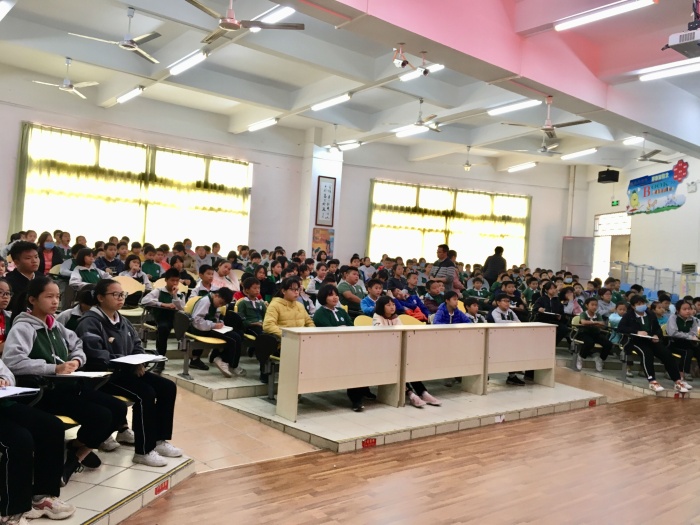 20201225神灣中心小學(xué)六年級(jí)學(xué)生觀看法治教育視頻.jpg