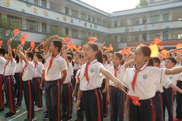 揮旗唱愛國歌曲.JPG