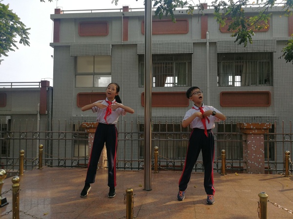 圖為五1班張智權(quán)(右)和羅昕喬(左)領(lǐng)唱我和我的祖國(guó).jpg