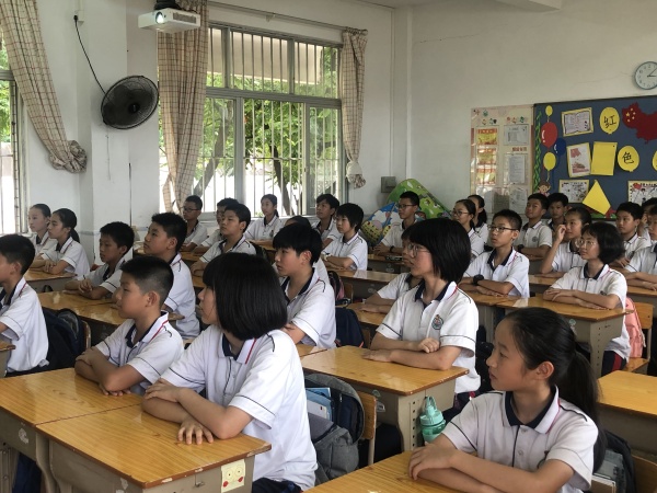 圖為厚興鄭偉權(quán)學(xué)校組織六年級(jí)1班全體學(xué)生劉洛(前右二)觀看全市中小學(xué)法治教育主題班會(huì)直播活動(dòng)現(xiàn)場(chǎng).jpg