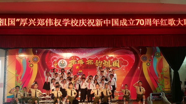 圖為二3班在禮堂演唱紅歌.jpg