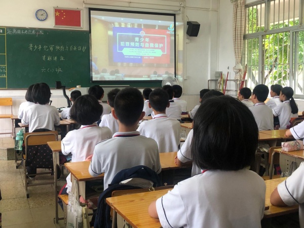 圖為六1班全體同學(xué)在課室觀看直播.jpg