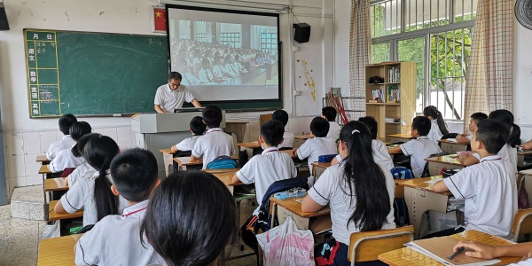 圖為梁華彪老師組織六2班全體同學(xué)在課室觀看直播.jpg