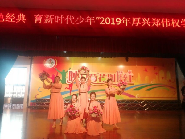 圖為張志紅老師(左一)等表演的節(jié)目:南泥灣.jpg