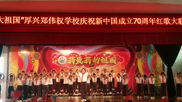 圖為二1班黎星同(中間)在禮堂演唱紅歌國(guó)家.jpg