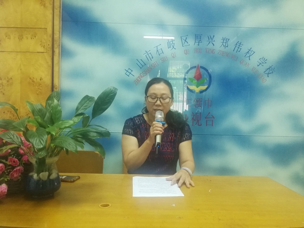 圖為劉依婷校長(zhǎng)在電教室為全體學(xué)生總結(jié)2018學(xué)年的學(xué)習(xí)情況.jpg