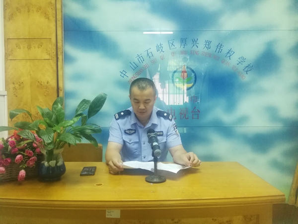 圖為蓮峰派出所鐘妙云警官在學(xué)校電教室為全體學(xué)生進(jìn)行假期安全教育講座.jpg