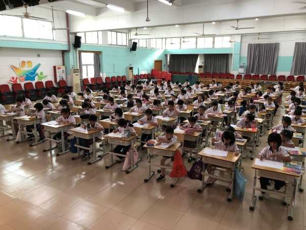 在學(xué)校禮堂百人繪畫現(xiàn)場.jpg