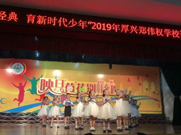 圖為一4班集體朗誦節(jié)目:呼喚.jpg