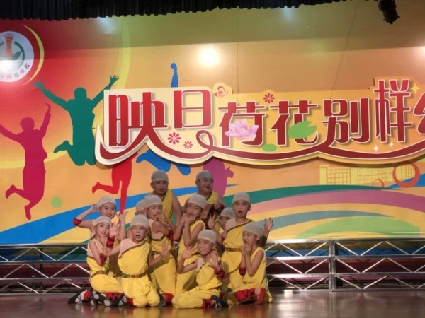 圖為二2班集體舞蹈節(jié)目:小和尚.jpg