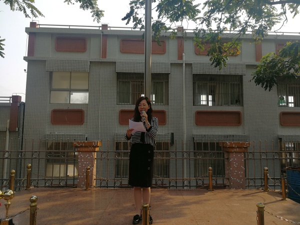 圖為鄭順萍老師主持讀書節(jié)開幕式.jpg