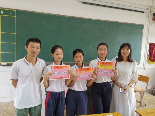 圖為家委代表石妍珊媽媽(右一)為五3班學(xué)習(xí)標(biāo)兵霍筱楠(右二)頒發(fā)獎(jiǎng)學(xué)金.jpg