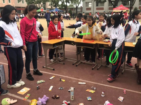 五3班義賣現(xiàn)場:套圈圈.jpg