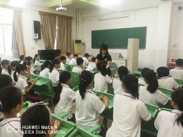 圖為考核小組黃月桃老師在電教室進行學生問卷.jpg